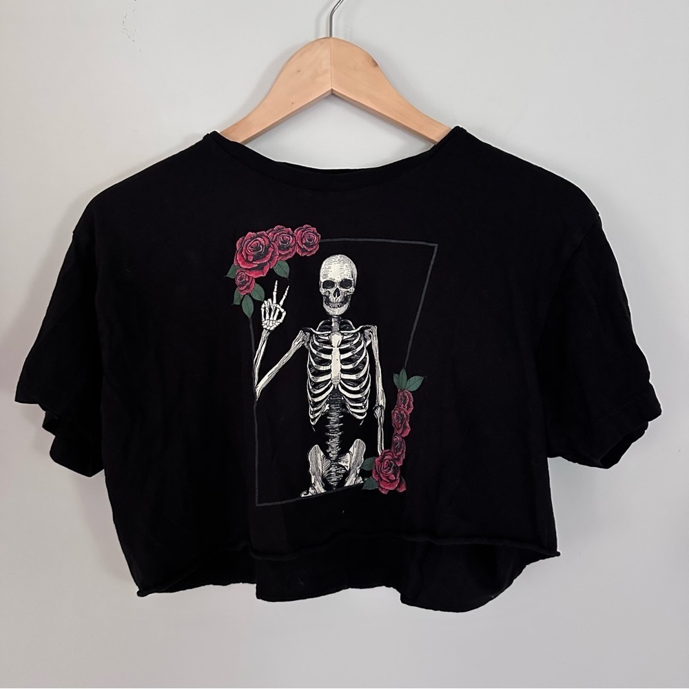 Social Culture Cutoff Cropped Skeleton Peace Sign Rose Graphic Tee Size Large